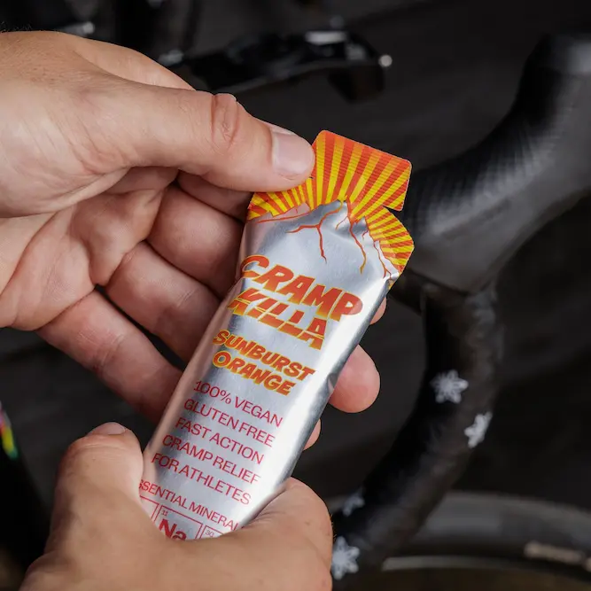 Cyclist holding a sachet on the handlebars